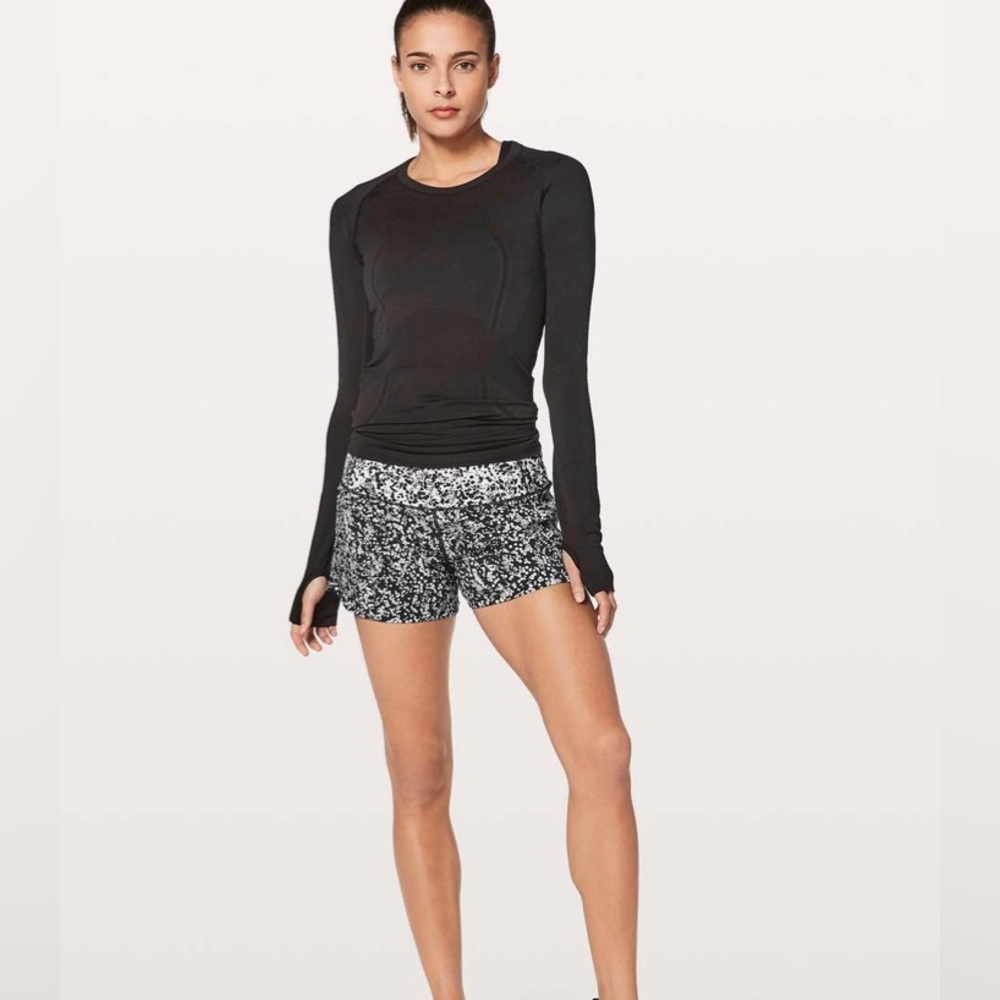 Lululemon Run Times Short II*4"
Chirasu Black / Chirakasu Alpine White